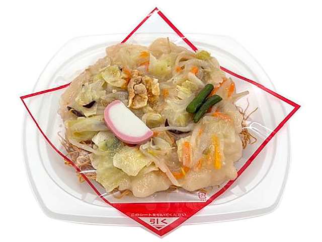 セブンイレブンのパリパリ麺の皿うどんを比較する。税込価格：626円、カロリー：510kcal、1円あたりカロリー：0.81kcal/円、たんぱく質：14.9g、1円あたりたんぱく質：0.02g/円、脂質：19.8g、炭水化物：71.6g、糖質：64.4g、食物繊維：7.2g、食塩相当量：3.8g。パリパリ麺を使用したあんかけ皿うどんです。味付けは白湯ベースでコクのある味わいです。アレルギー：小麦。