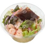 セブンイレブンのプリプリ海老のパスタサラダを比較する。税込価格：365円、カロリー：301kcal、1円あたりカロリー：0.82kcal/円、たんぱく質：13.6g、1円あたりたんぱく質：0.04g/円、脂質：7.3g、炭水化物：47.3g、糖質：43.2g、食物繊維：4.1g、食塩相当量：4.4g。海老がメイン具材の野菜と一緒に食べられるパスタサラダです。ピリ辛の和風ドレッシングをかけてお召し上がりください。アレルギー：卵、小麦、えび。
