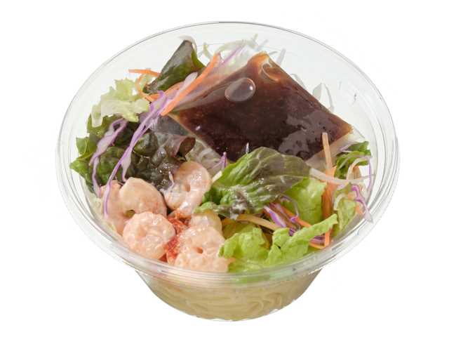 セブンイレブンのプリプリ海老のパスタサラダを比較する。税込価格：365円、カロリー：301kcal、1円あたりカロリー：0.82kcal/円、たんぱく質：13.6g、1円あたりたんぱく質：0.04g/円、脂質：7.3g、炭水化物：47.3g、糖質：43.2g、食物繊維：4.1g、食塩相当量：4.4g。海老がメイン具材の野菜と一緒に食べられるパスタサラダです。ピリ辛の和風ドレッシングをかけてお召し上がりください。アレルギー：卵、小麦、えび。
