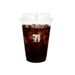 セブンイレブンのセブンカフェアイスコーヒーＬを比較する。税込価格：251円、カロリー：15kcal、1円あたりカロリー：0.06kcal/円、たんぱく質：0.9g、1円あたりたんぱく質：0.01未満g/円、脂質：0g、炭水化物：3g、糖質：2.6g、食物繊維：0.4g、食塩相当量：0g。アレルギー：なし。