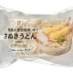 セブンイレブンの７プレミアム さぬきうどん２食。税込価格：160円、カロリー：253kcal、たんぱく質：6.5g、脂質：1.1g、炭水化物：54.2g、糖質：52.3g、食物繊維：1.9g、食塩相当量：1g。国産小麦粉を使った、さぬきうどんです。アレルギー：小麦。