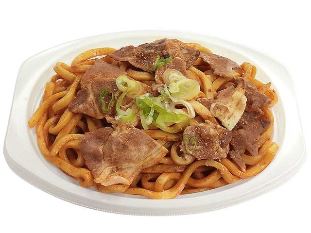 セブンイレブンのピリ辛ソースの豚肉焼うどんを比較する。税込価格：508円、カロリー：715kcal、1円あたりカロリー：1.41kcal/円、たんぱく質：22.1g、1円あたりたんぱく質：0.04g/円、脂質：27.3g、炭水化物：99.2g、糖質：91g、食物繊維：8.2g、食塩相当量：4.3g。複数のソースをブレンドしたピリ辛味で仕上げた、おつまみにもなる焼うどんです。原材料高騰により、価格（税抜）を４５０円から４７０円に変更させていただきます。アレルギー：小麦。