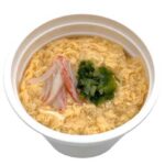 セブンイレブンの鶏ガラだしの旨み ふんわり玉子スープ。税込価格：322円、カロリー：141kcal、たんぱく質：11.9g、脂質：6.4g、炭水化物：9.2g、糖質：8.9g、食物繊維：0.3g、食塩相当量：2.8g。和風の鶏だしベースにふんわりと仕上げた玉子入りのスープと春雨を組み合わせた商品です。アレルギー：卵、小麦、かに。