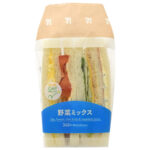野菜ミックスサンド セブンイレブン ２種類のサラダ（ツナサラダ，胡瓜サラダ）とトマトやレタスなどの野菜，チーズ，ハムなど様々な具材を味わえるミックスサンドです。