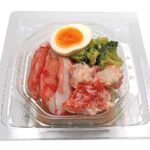 セブンイレブンのたんぱく質が摂れる２種カニカマのサラダを比較する。税込価格：497円、カロリー：107kcal、1円あたりカロリー：0.22kcal/円、たんぱく質：10.7g、1円あたりたんぱく質：0.02g/円、脂質：2.4g、炭水化物：11.8g、糖質：9.7g、食物繊維：2.1g、食塩相当量：2.5g。２種類のカニカマにゆで卵とブロッコリーを盛り付けた、たんぱく質が摂れるおかずサラダです。アレルギー：卵、小麦、かに。
