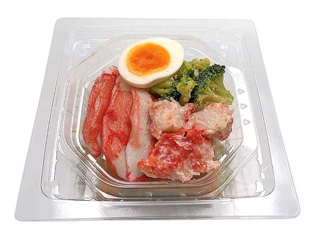 セブンイレブンのたんぱく質が摂れる２種カニカマのサラダを比較する。税込価格：497円、カロリー：107kcal、1円あたりカロリー：0.22kcal/円、たんぱく質：10.7g、1円あたりたんぱく質：0.02g/円、脂質：2.4g、炭水化物：11.8g、糖質：9.7g、食物繊維：2.1g、食塩相当量：2.5g。２種類のカニカマにゆで卵とブロッコリーを盛り付けた、たんぱく質が摂れるおかずサラダです。アレルギー：卵、小麦、かに。
