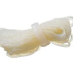 セブンイレブンのおでん 味しみ白滝を比較する。税込価格：121円、カロリー：4kcal、1円あたりカロリー：0.03kcal/円、たんぱく質：0.1g、1円あたりたんぱく質：0.01未満g/円、脂質：0.1g、炭水化物：1.8g、糖質：0.2g、食物繊維：1.6g、食塩相当量：0.5g。つゆ絡みが良く、味しみとつるみ感の良い白滝。昆布の風味と鰹をしっかり感じることができます。アレルギー：小麦 特定原材料に準ずる20品目: 大豆。