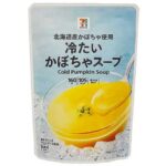 セブンイレブンの７プレミアム 冷たいかぼちゃスープ。税込価格：192円、カロリー：105kcal、たんぱく質：1g、脂質：6.6g、炭水化物：11g、糖質：9.9g、食物繊維：1.1g、食塩相当量：0.8g。北海道産かぼちゃを使用し、野菜の風味をいかして仕上げた冷たいスープです。アレルギー：乳。