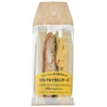 よくばりサンド コロッケ＆マカロニチーズ セブンイレブン 牛肉を使用したコロッケとマカロニチーズを挟んだ重量感のあるサンドイッチ。マカロニチーズのチーズソースにチェダーチーズを使用し、チーズ感の強い味わい。