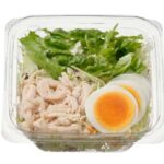 セブンイレブンの蒸し鶏と玉子のサラダを比較する。税込価格：257円、カロリー：69kcal、1円あたりカロリー：0.27kcal/円、たんぱく質：7.6g、1円あたりたんぱく質：0.03g/円、脂質：3.4g、炭水化物：2.6g、糖質：1.2g、食物繊維：1.4g、食塩相当量：0.6g。様々な野菜に蒸し鶏や玉子を組み合わせた彩りが良く食感を楽しめるサラダです。アレルギー：卵。