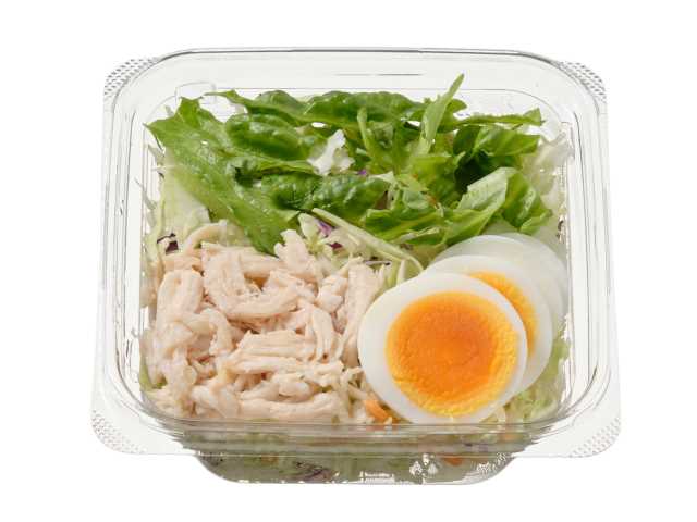 セブンイレブンの蒸し鶏と玉子のサラダを比較する。税込価格：257円、カロリー：69kcal、1円あたりカロリー：0.27kcal/円、たんぱく質：7.6g、1円あたりたんぱく質：0.03g/円、脂質：3.4g、炭水化物：2.6g、糖質：1.2g、食物繊維：1.4g、食塩相当量：0.6g。様々な野菜に蒸し鶏や玉子を組み合わせた彩りが良く食感を楽しめるサラダです。アレルギー：卵。