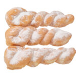 セブンイレブンの７プレミアム ツイストドーナツ３個入。税込価格：138円、カロリー：178kcal、たんぱく質：2.9g、脂質：11g、炭水化物：17.2g、糖質：16.5g、食物繊維：0.7g、食塩相当量：0.1g。昔ながらのツイスト状に編み込んだドーナツの複数個入りです。ボリューム感と歯切れの良さを向上させました。アレルギー：卵、乳、小麦。