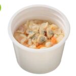 セブンイレブンのクラムチャウダーを比較する。税込価格：354円、カロリー：202kcal、1円あたりカロリー：0.57kcal/円、たんぱく質：9g、1円あたりたんぱく質：0.03g/円、脂質：10.1g、炭水化物：20.4g、糖質：17g、食物繊維：3.4g、食塩相当量：2.3g。野菜が手軽に摂れるクリーミーなクラムチャウダーです。アレルギー：乳、小麦、かに。
