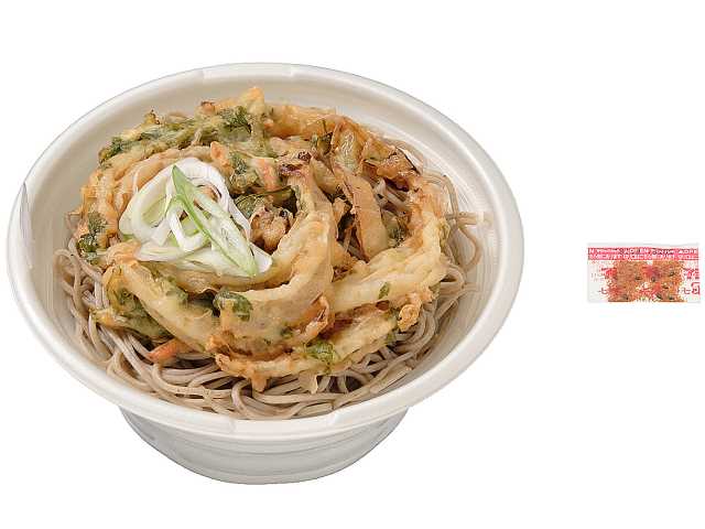 セブンイレブンの鰹出汁の旨味引き立つかき揚げそばを比較する。税込価格：538円、カロリー：445kcal、1円あたりカロリー：0.83kcal/円、たんぱく質：18.9g、1円あたりたんぱく質：0.04g/円、脂質：13.4g、炭水化物：65g、糖質：59.5g、食物繊維：5.5g、食塩相当量：3.8g。麺は風味の良い石臼挽きそば粉を使用しております。つゆは鰹出汁の旨味と香りがしっかりと味わえる仕立てです。具材は、野菜かき揚げを盛り付けています。アレルギー：卵、小麦、そば。