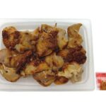 セブンイレブンの藻塩使用 炭火焼鳥 七味付を比較する。税込価格：462円、カロリー：227kcal、1円あたりカロリー：0.49kcal/円、たんぱく質：29.8g、1円あたりたんぱく質：0.06g/円、脂質：10.8g、炭水化物：2.6g、糖質：2.5g、食物繊維：0.1g、食塩相当量：2.1g。炭火で焼くことで炭の香りや肉の旨み、柔らかさを感じられる仕立てにし、七味を付けることで食べ合わせを良くした炭火焼鳥です。アレルギー：なし。
