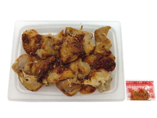 セブンイレブンの藻塩使用 炭火焼鳥 七味付を比較する。税込価格：462円、カロリー：227kcal、1円あたりカロリー：0.49kcal/円、たんぱく質：29.8g、1円あたりたんぱく質：0.06g/円、脂質：10.8g、炭水化物：2.6g、糖質：2.5g、食物繊維：0.1g、食塩相当量：2.1g。炭火で焼くことで炭の香りや肉の旨み、柔らかさを感じられる仕立てにし、七味を付けることで食べ合わせを良くした炭火焼鳥です。アレルギー：なし。