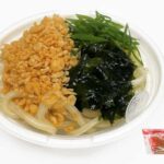 セブンイレブンのおだしの旨み たぬきうどんを比較する。税込価格：400円、カロリー：425kcal、1円あたりカロリー：1.06kcal/円、たんぱく質：11.6g、1円あたりたんぱく質：0.03g/円、脂質：11.1g、炭水化物：72.6g、糖質：66.8g、食物繊維：5.8g、食塩相当量：4.7g。揚げ玉やわかめ，青ねぎで食べる温かいたぬきうどんです。アレルギー：卵、小麦、えび。