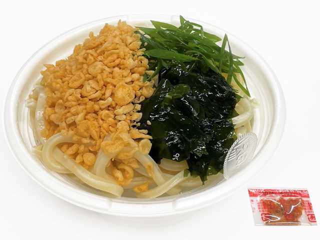 セブンイレブンのおだしの旨み たぬきうどんを比較する。税込価格：400円、カロリー：425kcal、1円あたりカロリー：1.06kcal/円、たんぱく質：11.6g、1円あたりたんぱく質：0.03g/円、脂質：11.1g、炭水化物：72.6g、糖質：66.8g、食物繊維：5.8g、食塩相当量：4.7g。揚げ玉やわかめ，青ねぎで食べる温かいたぬきうどんです。アレルギー：卵、小麦、えび。