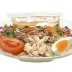 セブンイレブンの北海道名物ラーメンサラダ 蒸し鶏と半熟玉子を比較する。税込価格：397円、カロリー：451kcal、1円あたりカロリー：1.13kcal/円、たんぱく質：12.4g、1円あたりたんぱく質：0.03g/円、脂質：18.5g、炭水化物：59.8g、糖質：57.4g、食物繊維：2.4g、食塩相当量：2g。蒸し鶏と半熟玉子を焙煎胡麻ドレッシングで食べる定番のラーメンサラダです。アレルギー：卵、乳、小麦。