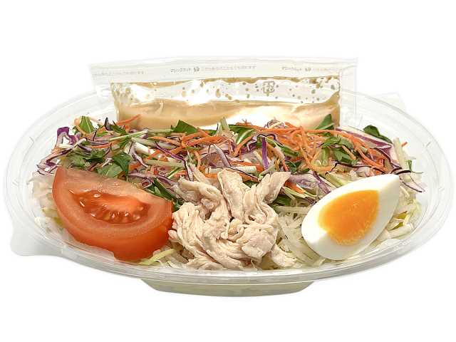 セブンイレブンの北海道名物ラーメンサラダ 蒸し鶏と半熟玉子を比較する。税込価格：397円、カロリー：451kcal、1円あたりカロリー：1.13kcal/円、たんぱく質：12.4g、1円あたりたんぱく質：0.03g/円、脂質：18.5g、炭水化物：59.8g、糖質：57.4g、食物繊維：2.4g、食塩相当量：2g。蒸し鶏と半熟玉子を焙煎胡麻ドレッシングで食べる定番のラーメンサラダです。アレルギー：卵、乳、小麦。