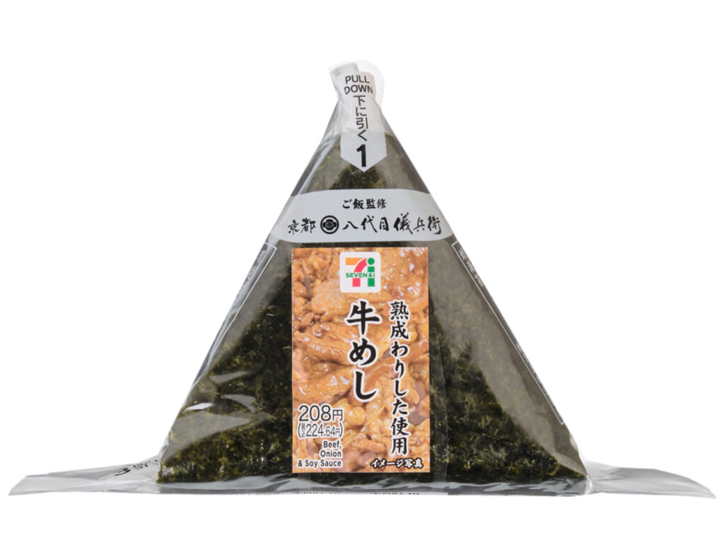 セブンイレブンの手巻おにぎり 牛めし 熟成わりした使用を比較する。税込価格：225円、カロリー：202kcal、1円あたりカロリー：0.90kcal/円、たんぱく質：4.4g、1円あたりたんぱく質：0.02g/円、脂質：3.5g、炭水化物：39.1g、糖質：37.2g、食物繊維：1.9g、食塩相当量：1.5g。牛肉を甘辛い濃厚な味わいのわりしたで味付けして中具にした、食べる直前にパリッとした海苔を巻いて食べる手巻おにぎりです。アレルギー：卵、小麦。