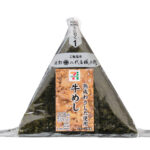 セブンイレブンの手巻おにぎり 牛めし 熟成わりした使用を比較する。税込価格：225円、カロリー：202kcal、1円あたりカロリー：0.90kcal/円、たんぱく質：4.4g、1円あたりたんぱく質：0.02g/円、脂質：3.5g、炭水化物：39.1g、糖質：37.2g、食物繊維：1.9g、食塩相当量：1.5g。牛肉を甘辛い濃厚な味わいのわりしたで味付けして中具にした、食べる直前にパリッとした海苔を巻いて食べる手巻おにぎりです。アレルギー：卵、小麦。