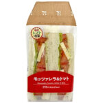 トマト増量モッツァレラ＆トマトサンド セブンイレブン トマト、モッツァレラチーズ、バジルソースの相性が良い組み合わせのサンドイッチ。期間限定でトマトを増量している商品。