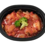 セブンイレブンの鶏のトマト煮を比較する。税込価格：430円、カロリー：161kcal、1円あたりカロリー：0.37kcal/円、たんぱく質：17.7g、1円あたりたんぱく質：0.04g/円、脂質：5.5g、炭水化物：11.8g、糖質：8.7g、食物繊維：3.1g、食塩相当量：1.5g。鶏肉とジャガイモに黄ピーマン，ブロッコリーを組み合わせたトマト煮です。アレルギー：乳、小麦。