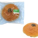 セブンイレブンの群馬限定 バンズパンを比較する。税込価格：127円、カロリー：324kcal、1円あたりカロリー：2.54kcal/円、たんぱく質：5.8g、1円あたりたんぱく質：0.05g/円、脂質：10.7g、炭水化物：51.8g、糖質：50.3g、食物繊維：1.5g、食塩相当量：0.5g。ふんわりとした食感の生地に、ビスケット生地を乗せた菓子パンです。アレルギー：卵、乳、小麦。
