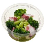 セブンイレブンのたことブロッコリー手摘みバジルのサラダを比較する。税込価格：300円、カロリー：92kcal、1円あたりカロリー：0.31kcal/円、たんぱく質：4.9g、1円あたりたんぱく質：0.02g/円、脂質：4.7g、炭水化物：9g、糖質：6.1g、食物繊維：2.9g、食塩相当量：1.2g。ふっくらと蒸し上げたたことブロッコリーやじゃがいもの野菜を組み合わせ、バジルソースをかけました。アレルギー：卵、乳。