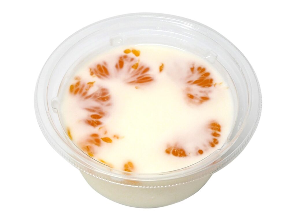 セブンイレブンの濃厚ミルク寒天を比較する。税込価格：248円、カロリー：152kcal、1円あたりカロリー：0.61kcal/円、たんぱく質：3.7g、1円あたりたんぱく質：0.01g/円、脂質：4.2g、炭水化物：25.2g、糖質：24.7g、食物繊維：0.5g、食塩相当量：0.1g。みかんの爽やかな甘みと濃厚な牛乳のコクがとろけ合う、なめらかなミルク寒天です。アレルギー：乳。
