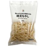 セブンイレブンの７プレミアム 緑豆もやし。税込価格：52円、カロリー：15kcal、たんぱく質：1.7g、脂質：0.1g、炭水化物：2.6g、糖質：1.3g、食物繊維：1.3g、食塩相当量：0g。六甲の麓で生産された新鮮なもやし。パリッとした歯ごたえとみずみずしい甘さが特長です。アレルギー：なし。
