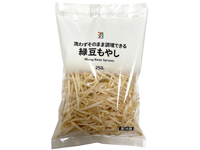 セブンイレブンの７プレミアム 緑豆もやし。税込価格：52円、カロリー：15kcal、たんぱく質：1.7g、脂質：0.1g、炭水化物：2.6g、糖質：1.3g、食物繊維：1.3g、食塩相当量：0g。六甲の麓で生産された新鮮なもやし。パリッとした歯ごたえとみずみずしい甘さが特長です。アレルギー：なし。