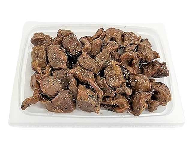 セブンイレブンのたんぱく質が摂れるレモン香る砂ずり黒胡椒焼きを比較する。税込価格：322円、カロリー：148kcal、1円あたりカロリー：0.46kcal/円、たんぱく質：25.8g、1円あたりたんぱく質：0.08g/円、脂質：4.5g、炭水化物：1.2g、糖質：1g、食物繊維：0.2g、食塩相当量：2g。コリコリとした食感で人気の砂ずりを香ばしく焼き上げ、黒胡椒をたっぷりと効かせたおつまみです。アレルギー：卵、小麦。