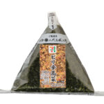 セブンイレブンの手巻おにぎり ピリ辛高菜を比較する。税込価格：214円、カロリー：170kcal、1円あたりカロリー：0.79kcal/円、たんぱく質：3.4g、1円あたりたんぱく質：0.02g/円、脂質：1.4g、炭水化物：37.1g、糖質：34.8g、食物繊維：2.3g、食塩相当量：1.4g。ピリッとした辛味がアクセントの高菜を中具にした、パリッとした海苔を巻いて食べる手巻おにぎりです。アレルギー：小麦。