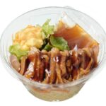 セブンイレブンの照り焼きチキンパスタサラダ たまごサラダ入りを比較する。税込価格：397円、カロリー：356kcal、1円あたりカロリー：0.90kcal/円、たんぱく質：20.5g、1円あたりたんぱく質：0.05g/円、脂質：12.9g、炭水化物：41.6g、糖質：37.4g、食物繊維：4.2g、食塩相当量：3.3g。照り焼きチキンとたまごサラダを組み合わせたパスタサラダです。さっぱりとした柑橘系の和風ドレッシングをかけてお召し上がりください。アレルギー：卵、小麦。