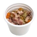 セブンイレブンの野菜とベーコンのコンソメスープを比較する。税込価格：354円、カロリー：105kcal、1円あたりカロリー：0.30kcal/円、たんぱく質：9.8g、1円あたりたんぱく質：0.03g/円、脂質：4.3g、炭水化物：7.4g、糖質：5.9g、食物繊維：1.5g、食塩相当量：3.3g。牛骨スープ，ビーフコンソメ，ビーフオイルでコクと旨味を付与し、香辛料をきかせたスープに、ベーコンと人参，玉葱，キャベツを盛り付けました。アレルギー：卵、乳、小麦。