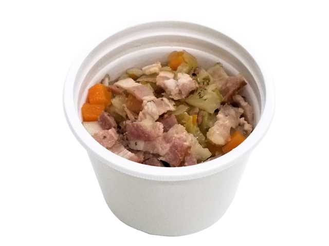 セブンイレブンの野菜とベーコンのコンソメスープを比較する。税込価格：354円、カロリー：105kcal、1円あたりカロリー：0.30kcal/円、たんぱく質：9.8g、1円あたりたんぱく質：0.03g/円、脂質：4.3g、炭水化物：7.4g、糖質：5.9g、食物繊維：1.5g、食塩相当量：3.3g。牛骨スープ，ビーフコンソメ，ビーフオイルでコクと旨味を付与し、香辛料をきかせたスープに、ベーコンと人参，玉葱，キャベツを盛り付けました。アレルギー：卵、乳、小麦。