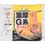 セブンイレブンの７プレミアム 濃厚Ｇ系ラーメンを比較する。税込価格：862円、カロリー：1595kcal、1円あたりカロリー：1.85kcal/円、たんぱく質：46.2g、1円あたりたんぱく質：0.05g/円、脂質：102.1g、炭水化物：128.8g、糖質：116.6g、食物繊維：12.2g、食塩相当量：16.5g。専門店の味わいとボリューム感を再現した濃厚なラーメンです。水を加えず鍋に入れて煮込むだけで調理できます。アレルギー：卵、乳、小麦。