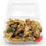 セブンイレブンの和風パック弁当 野菜かき揚げ＆鶏天を比較する。税込価格：538円、カロリー：779kcal、1円あたりカロリー：1.45kcal/円、たんぱく質：21.8g、1円あたりたんぱく質：0.04g/円、脂質：31.5g、炭水化物：103.2g、糖質：100.8g、食物繊維：2.4g、食塩相当量：4.3g。和風具材の野菜かき揚げ、鶏天、ちくわ磯部天、金平ごぼう、千切紅生姜をフードパックに詰め合わせたお弁当です。アレルギー：卵、小麦。