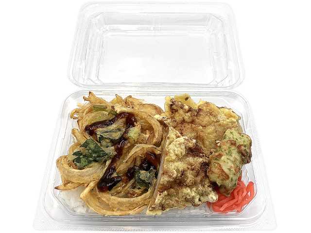 セブンイレブンの和風パック弁当 野菜かき揚げ＆鶏天を比較する。税込価格：538円、カロリー：779kcal、1円あたりカロリー：1.45kcal/円、たんぱく質：21.8g、1円あたりたんぱく質：0.04g/円、脂質：31.5g、炭水化物：103.2g、糖質：100.8g、食物繊維：2.4g、食塩相当量：4.3g。和風具材の野菜かき揚げ、鶏天、ちくわ磯部天、金平ごぼう、千切紅生姜をフードパックに詰め合わせたお弁当です。アレルギー：卵、小麦。