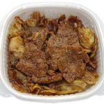 セブンイレブンのホイコーロー丼を比較する。税込価格：689円、カロリー：634kcal、1円あたりカロリー：0.92kcal/円、たんぱく質：15.3g、1円あたりたんぱく質：0.02g/円、脂質：22.4g、炭水化物：94.4g、糖質：91g、食物繊維：3.4g、食塩相当量：2.9g。鉄鍋で香ばしく炒めた具材を甜麺醤、豆板醤ベースの甘辛いたれで味付けしたご飯が進むホイコーロー丼です。アレルギー：卵、小麦。