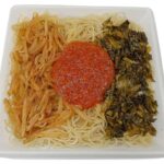 セブンイレブンの高菜とかねふく明太子の焼ビーフンを比較する。税込価格：430円、カロリー：376kcal、1円あたりカロリー：0.87kcal/円、たんぱく質：6.8g、1円あたりたんぱく質：0.02g/円、脂質：8.9g、炭水化物：69.1g、糖質：65.3g、食物繊維：3.8g、食塩相当量：4.1g。高菜とかねふく明太子を使用した焼ビーフンです。高菜とピリ辛のもやしが食感のアクセントとなり食べ進みの良い仕立てです。アレルギー：小麦。