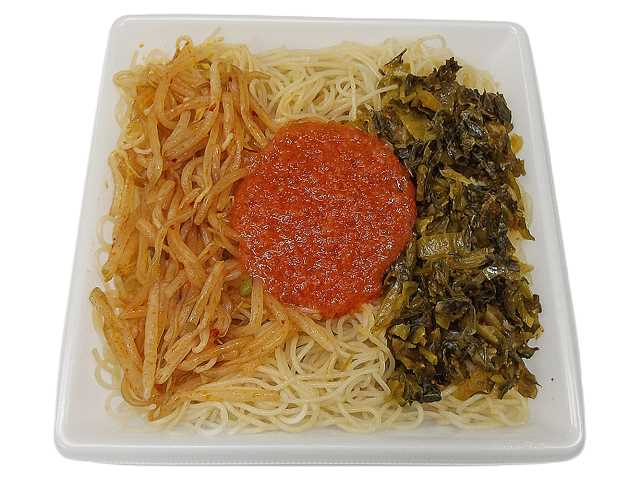 セブンイレブンの高菜とかねふく明太子の焼ビーフンを比較する。税込価格：430円、カロリー：376kcal、1円あたりカロリー：0.87kcal/円、たんぱく質：6.8g、1円あたりたんぱく質：0.02g/円、脂質：8.9g、炭水化物：69.1g、糖質：65.3g、食物繊維：3.8g、食塩相当量：4.1g。高菜とかねふく明太子を使用した焼ビーフンです。高菜とピリ辛のもやしが食感のアクセントとなり食べ進みの良い仕立てです。アレルギー：小麦。