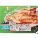 セブンイレブンの7プレミアム ラザニアを比較する。税込価格:473円、カロリー:225kcal、1円あたりカロリー:0.48kcal/円、たんぱく質:11.7g、1円あたりたんぱく質:0.02g/円、脂質:10.3g、炭水化物:22g、糖質:20.3g、食物繊維:1.7g、食塩相当量:1.3g。生パスタで仕上げたラザニア、濃厚なボロネーゼソース、ベシャメルソースとチーズで8層に重ねた商品です。アレルギー:卵、乳、小麦。