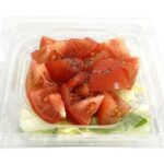 セブンイレブンのトマトとレタスのイタリアンサラダを比較する。税込価格：365円、カロリー：139kcal、1円あたりカロリー：0.38kcal/円、たんぱく質：2.4g、1円あたりたんぱく質：0.01g/円、脂質：11g、炭水化物：8.6g、糖質：6.6g、食物繊維：2g、食塩相当量：0.8g。旬のトマトをたっぷりと使用し、玉ねぎ，オリーブ，純ワインビネガーなどで仕立てたイタリアンドレッシングを合わせました。アレルギー：小麦。