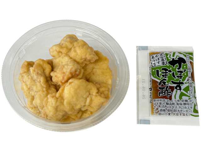 セブンイレブンの冷たいまま食べるとり天を比較する。税込価格：322円、カロリー：190kcal、1円あたりカロリー：0.59kcal/円、たんぱく質：16.6g、1円あたりたんぱく質：0.05g/円、脂質：7.7g、炭水化物：13.8g、糖質：13.1g、食物繊維：0.7g、食塩相当量：1.7g。冷たくても美味しく食べられるしっとり食感のとり天です。香り高いかぼす果汁を使用した別添のかぼすポン酢付きです。アレルギー：卵、乳、小麦。