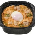 セブンイレブンのふわっとろ濃厚親子丼を比較する。税込価格：646円、カロリー：633kcal、1円あたりカロリー：0.98kcal/円、たんぱく質：24.5g、1円あたりたんぱく質：0.04g/円、脂質：19.4g、炭水化物：92g、糖質：88g、食物繊維：4g、食塩相当量：2.2g。濃厚な玉子を味わえる、ふわっとろな親子丼です。アレルギー：卵、小麦。