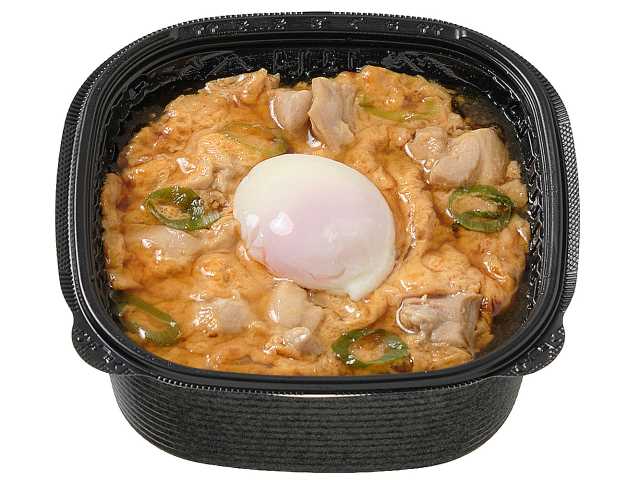 セブンイレブンのふわっとろ濃厚親子丼を比較する。税込価格：646円、カロリー：633kcal、1円あたりカロリー：0.98kcal/円、たんぱく質：24.5g、1円あたりたんぱく質：0.04g/円、脂質：19.4g、炭水化物：92g、糖質：88g、食物繊維：4g、食塩相当量：2.2g。濃厚な玉子を味わえる、ふわっとろな親子丼です。アレルギー：卵、小麦。