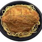 カツカレースパゲティ セブンイレブン 豚ロースを使用したボリュームのあるカツカレースパゲティ。